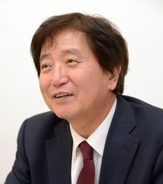한국유통학회가 제 2회 상전유통학술상 시상식에서 임영균 광운대 교수를 대상으로 선정했다. 사진은 임영균 교수. <롯데지주 제공>